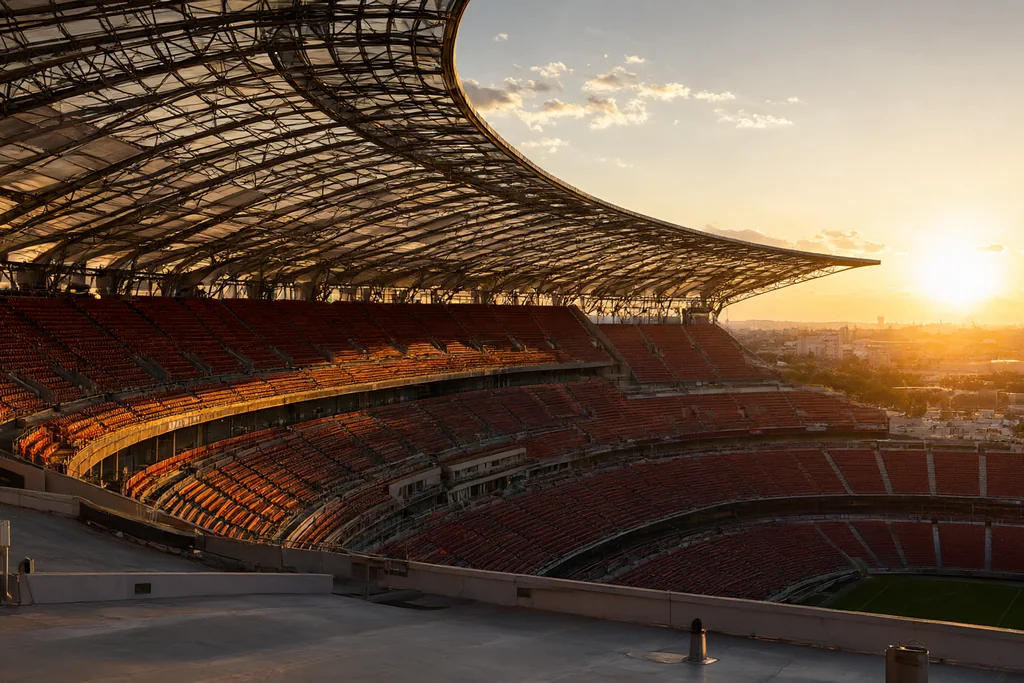 Vista aérea de un estadio español con las gradas llenas al atardecer
