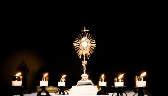 Miles de fieles acompañan a Jesús Sacramentado